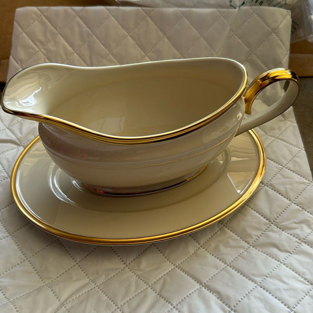 Lenox Eternal gravy boat with plate like new